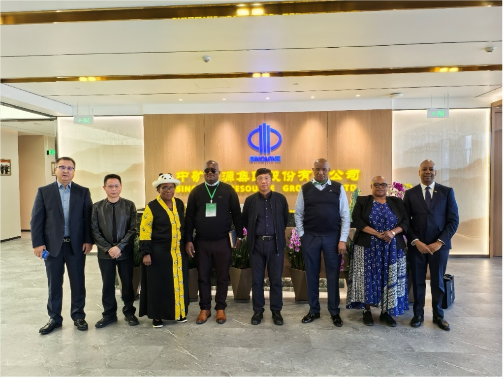 津巴布韦马斯温戈省省长一行到访leyu·乐鱼资源集团总部